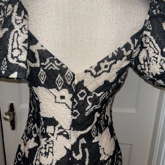 Womens Elegant Black and Cream Patterned Dress NWT size 6 - Picture 3 of 11